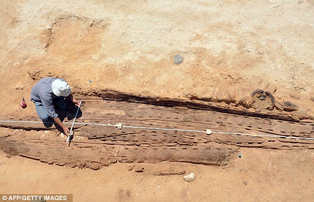 5000 year old wooden boat used by the pharaohs is discovered by french archaeologists 385760